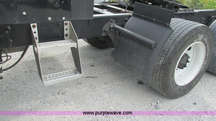 image for item L5271 2007 International 9400i semi truck