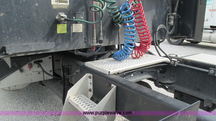 image for item L5271 2007 International 9400i semi truck