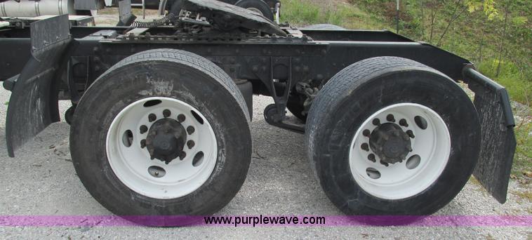 image for item L5271 2007 International 9400i semi truck