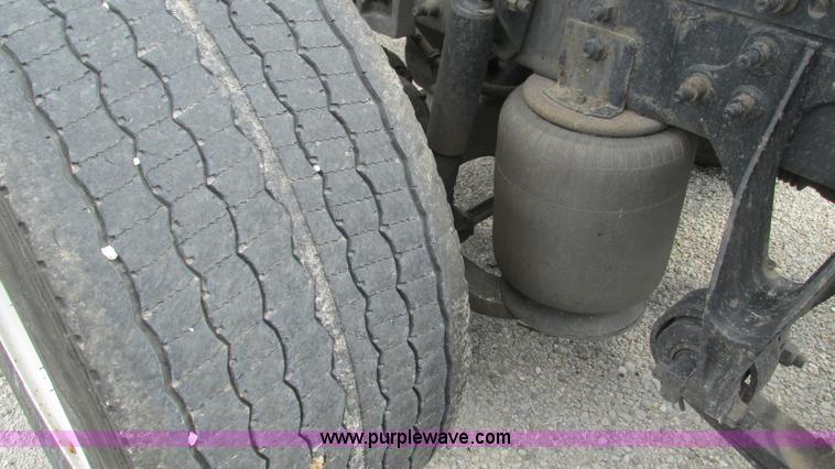 image for item L5271 2007 International 9400i semi truck