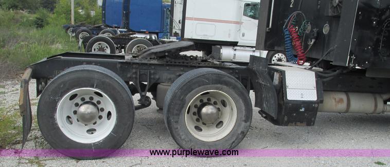 image for item L5271 2007 International 9400i semi truck