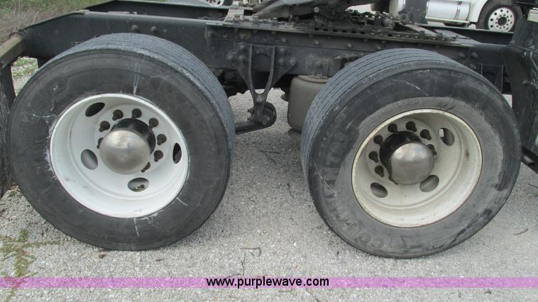 image for item L5271 2007 International 9400i semi truck