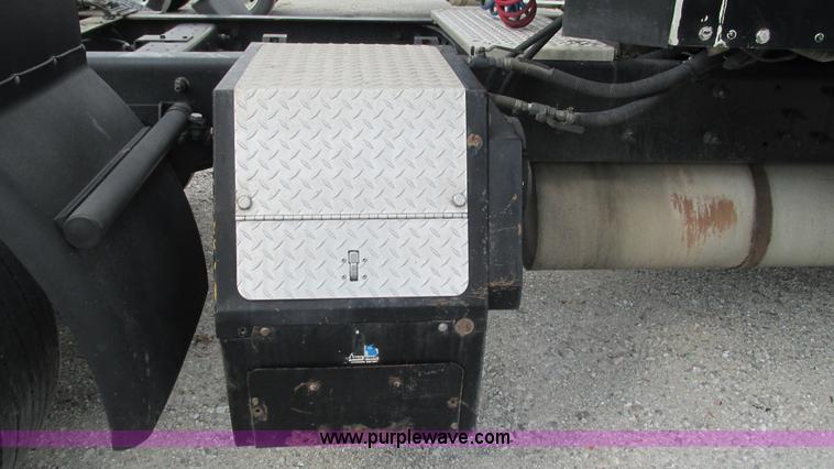 image for item L5271 2007 International 9400i semi truck