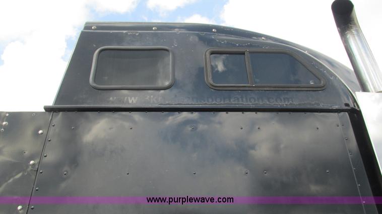 image for item L5271 2007 International 9400i semi truck