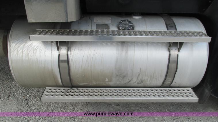 image for item L5271 2007 International 9400i semi truck