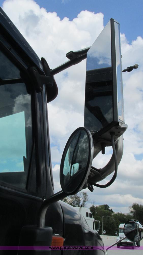 image for item L5271 2007 International 9400i semi truck