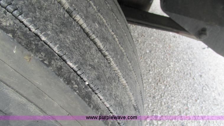 image for item L5271 2007 International 9400i semi truck