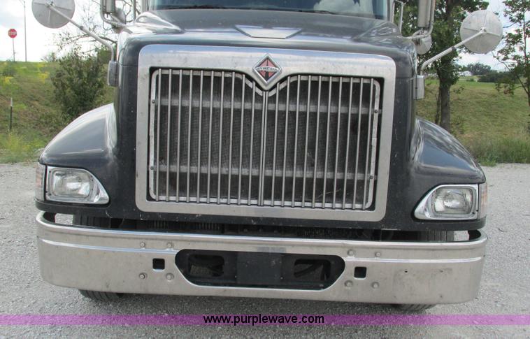 image for item L5271 2007 International 9400i semi truck