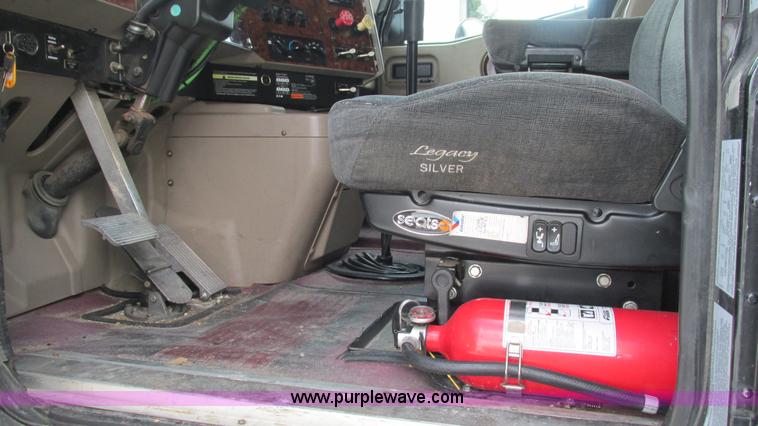 image for item L5271 2007 International 9400i semi truck