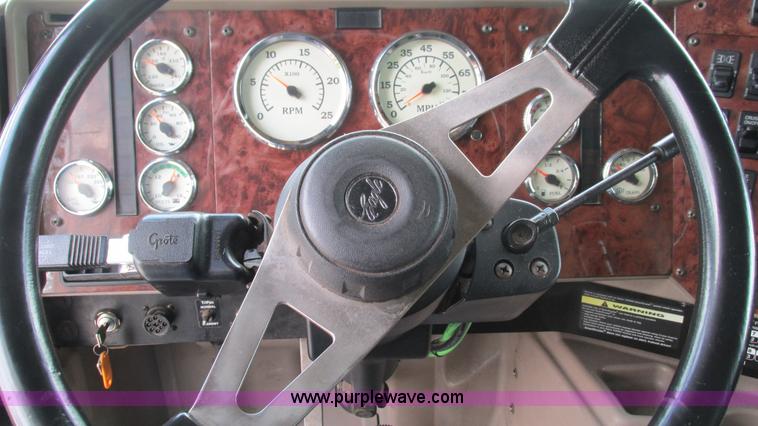 image for item L5271 2007 International 9400i semi truck