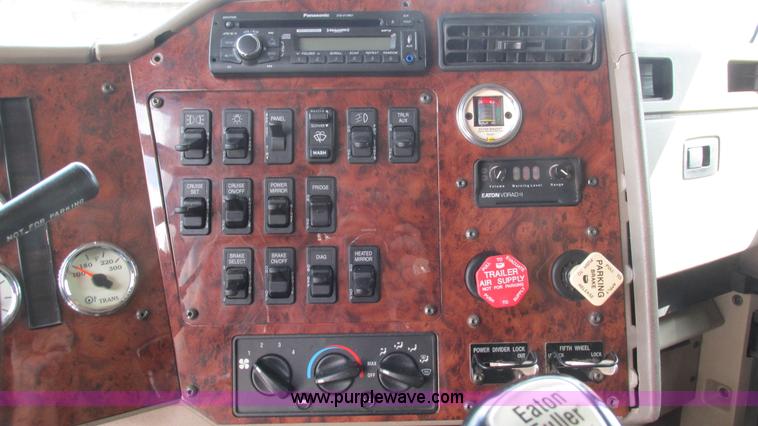 image for item L5271 2007 International 9400i semi truck