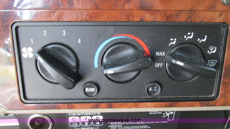 image for item L5271 2007 International 9400i semi truck