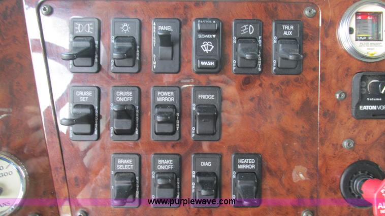 image for item L5271 2007 International 9400i semi truck