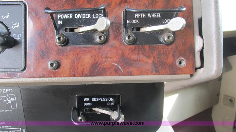 image for item L5271 2007 International 9400i semi truck