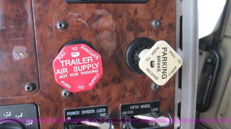 image for item L5271 2007 International 9400i semi truck