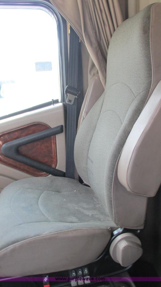 image for item L5271 2007 International 9400i semi truck