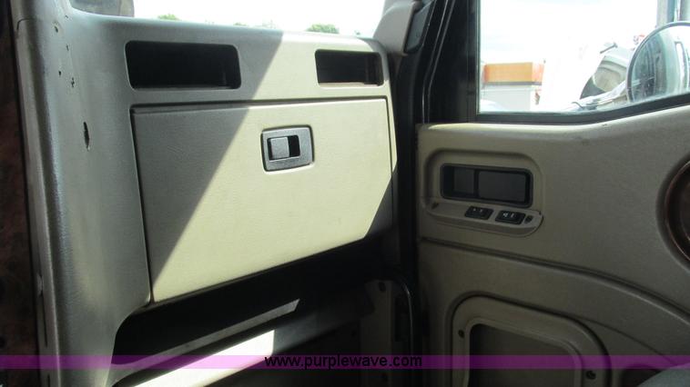 image for item L5271 2007 International 9400i semi truck