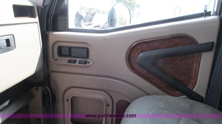 image for item L5271 2007 International 9400i semi truck