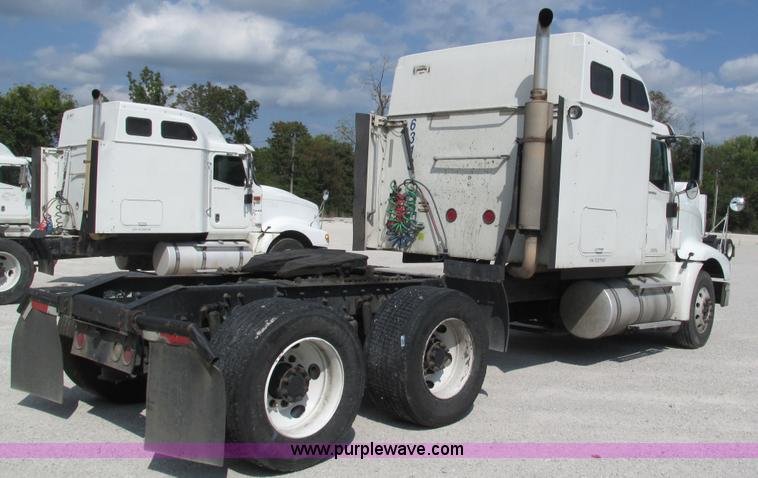 image for item L5272 2007 International 9400i semi truck