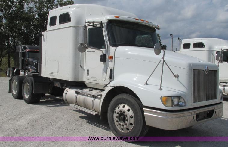 image for item L5272 2007 International 9400i semi truck