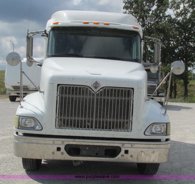 image for item L5272 2007 International 9400i semi truck