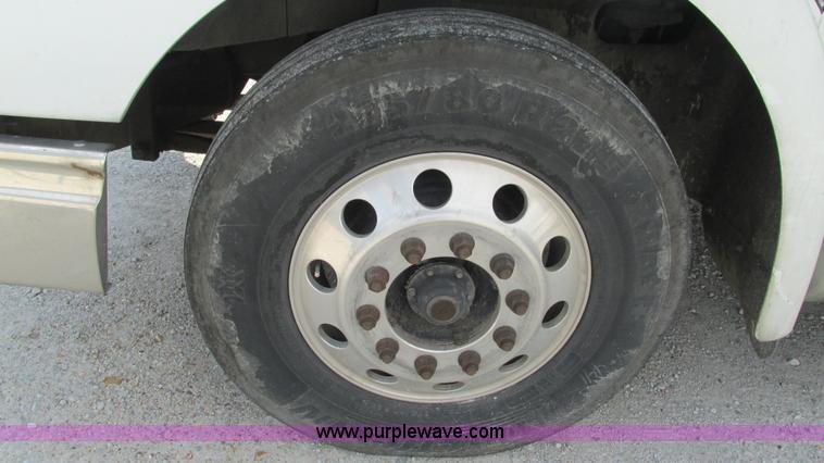 image for item L5272 2007 International 9400i semi truck