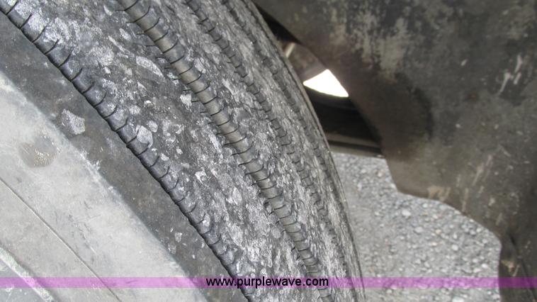 image for item L5272 2007 International 9400i semi truck