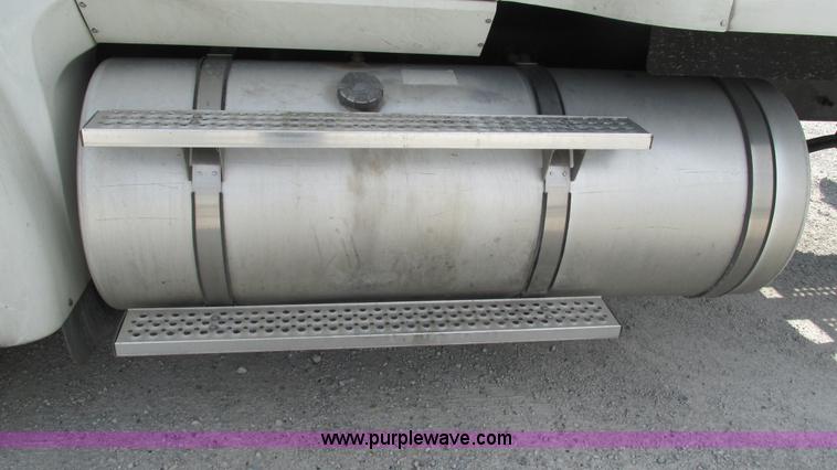 image for item L5272 2007 International 9400i semi truck