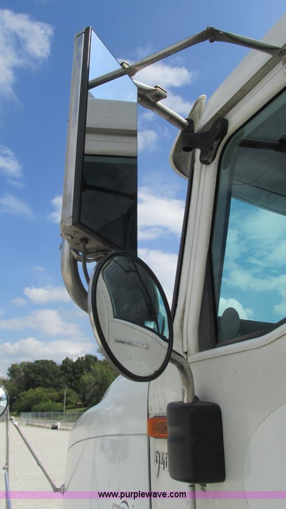 image for item L5272 2007 International 9400i semi truck