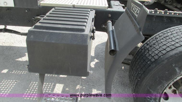 image for item L5272 2007 International 9400i semi truck