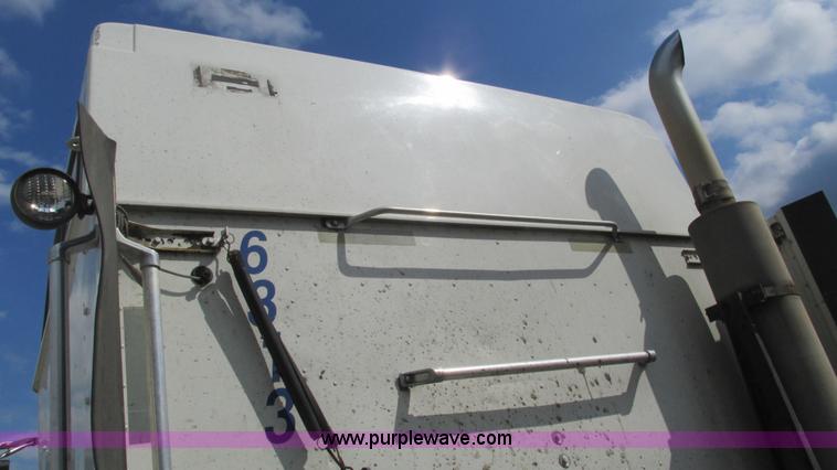 image for item L5272 2007 International 9400i semi truck