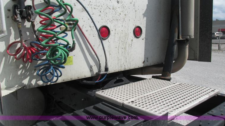 image for item L5272 2007 International 9400i semi truck