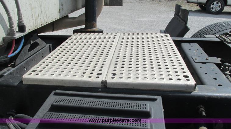 image for item L5272 2007 International 9400i semi truck