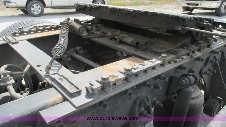 image for item L5272 2007 International 9400i semi truck