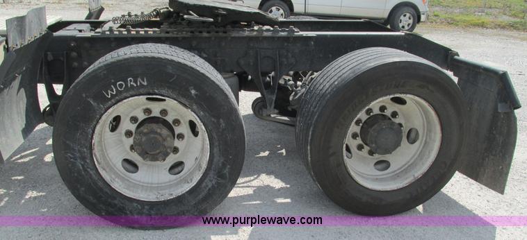 image for item L5272 2007 International 9400i semi truck