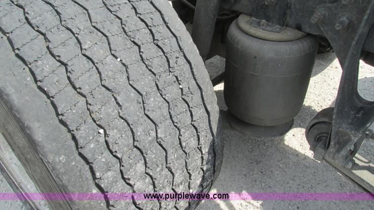 image for item L5272 2007 International 9400i semi truck