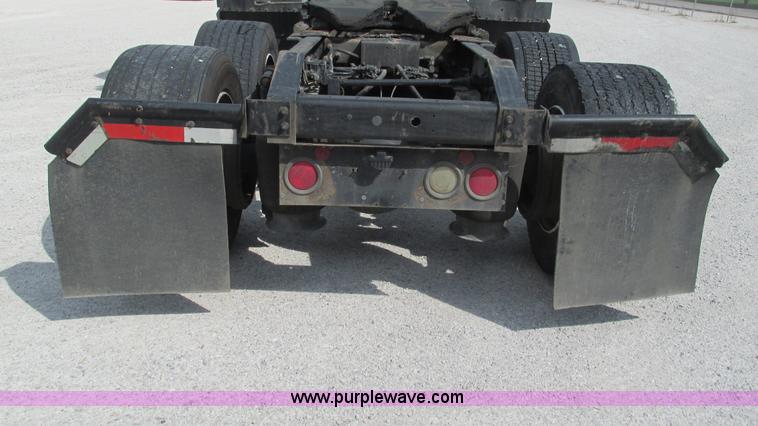 image for item L5272 2007 International 9400i semi truck