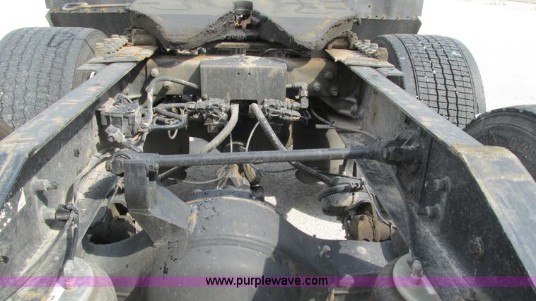 image for item L5272 2007 International 9400i semi truck