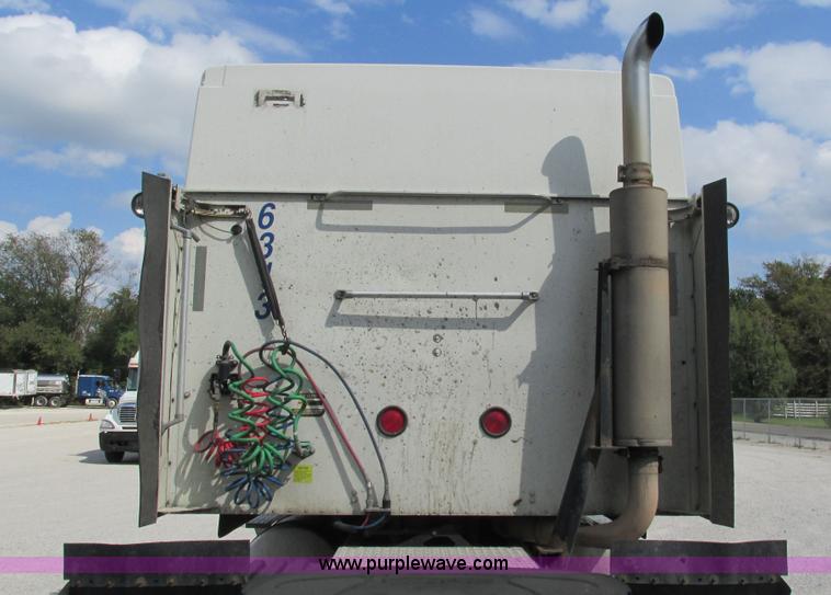 image for item L5272 2007 International 9400i semi truck