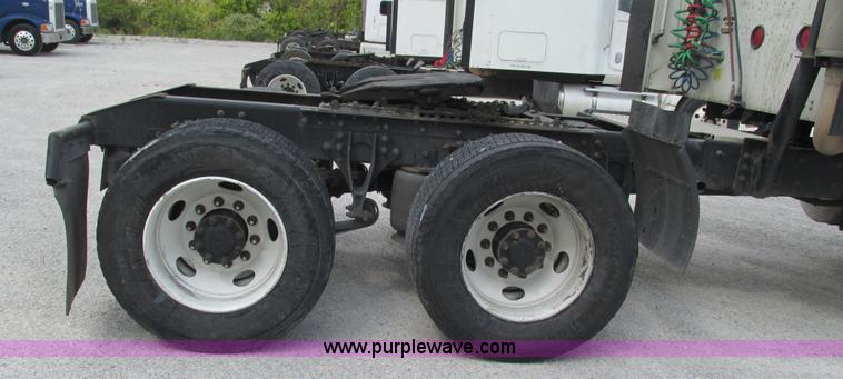 image for item L5272 2007 International 9400i semi truck