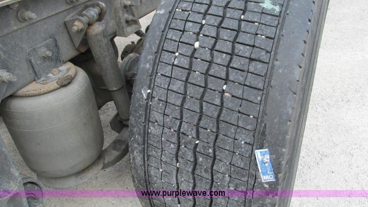 image for item L5272 2007 International 9400i semi truck