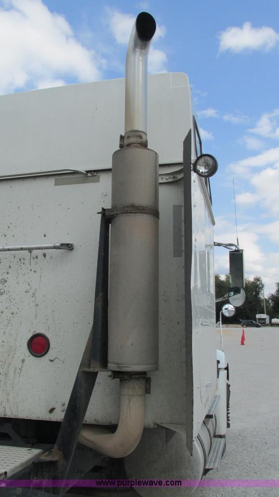 image for item L5272 2007 International 9400i semi truck