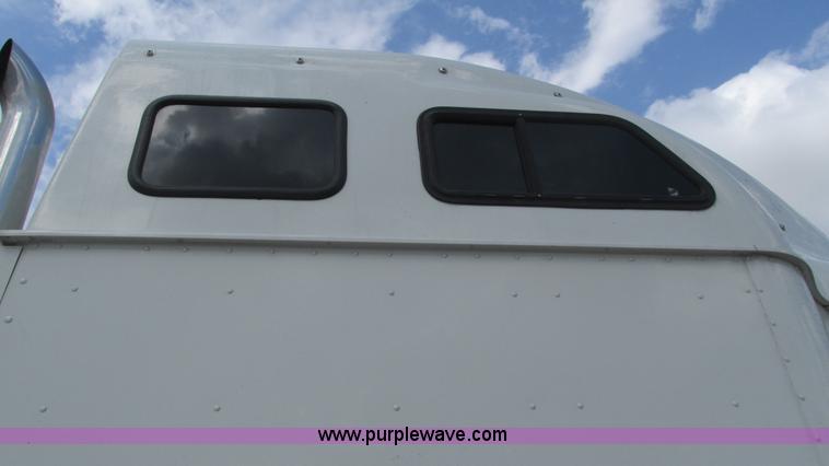 image for item L5272 2007 International 9400i semi truck