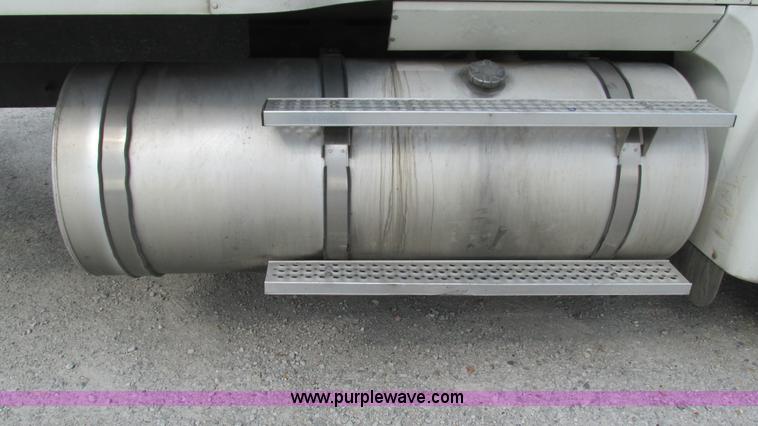 image for item L5272 2007 International 9400i semi truck