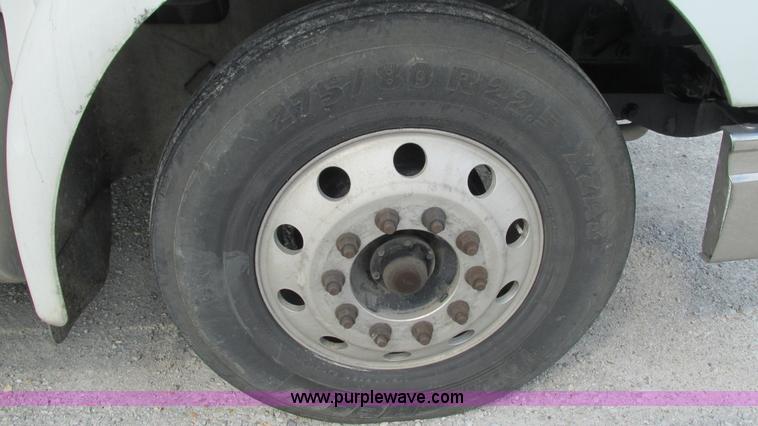 image for item L5272 2007 International 9400i semi truck