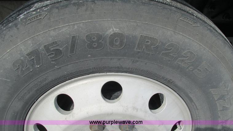 image for item L5272 2007 International 9400i semi truck