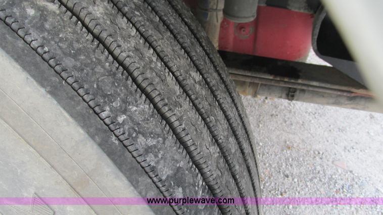 image for item L5272 2007 International 9400i semi truck