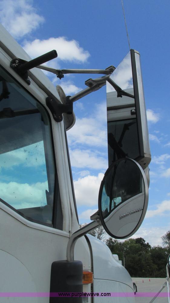 image for item L5272 2007 International 9400i semi truck