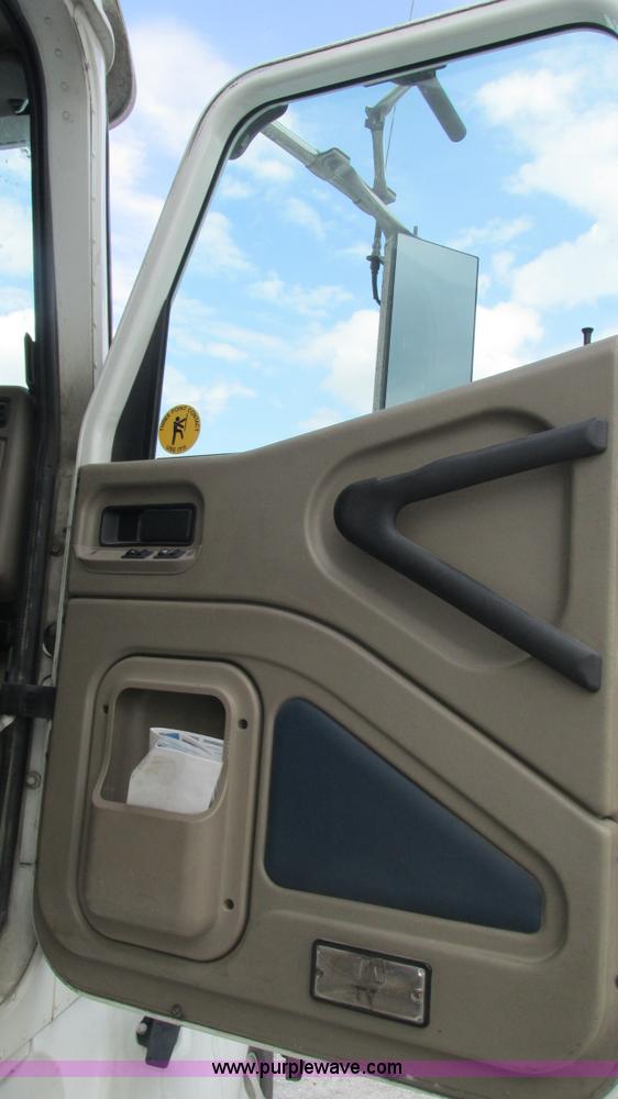 image for item L5272 2007 International 9400i semi truck