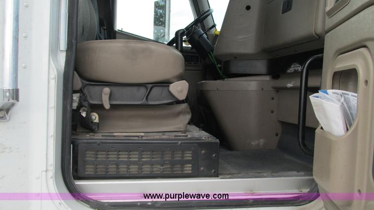 image for item L5272 2007 International 9400i semi truck